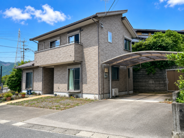 【値下げしました‼】富美山町　中古住宅 4LDK+WIC  過去に水害被害無し 駐車場最大6台　太陽光パネル搭載